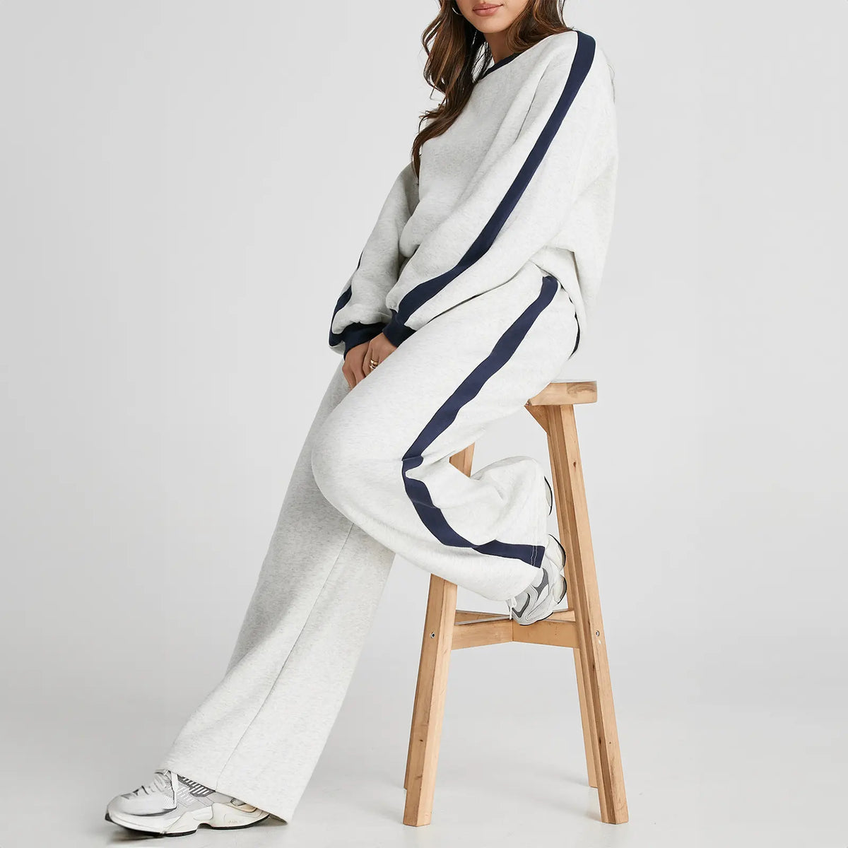 Women’s Fleece Two-Piece Set – Relaxed Crewneck Sweatshirt & Straight-Leg Pants